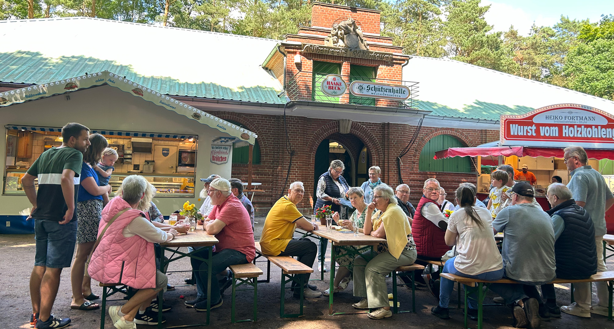 Besucher auf dem Sommerfest