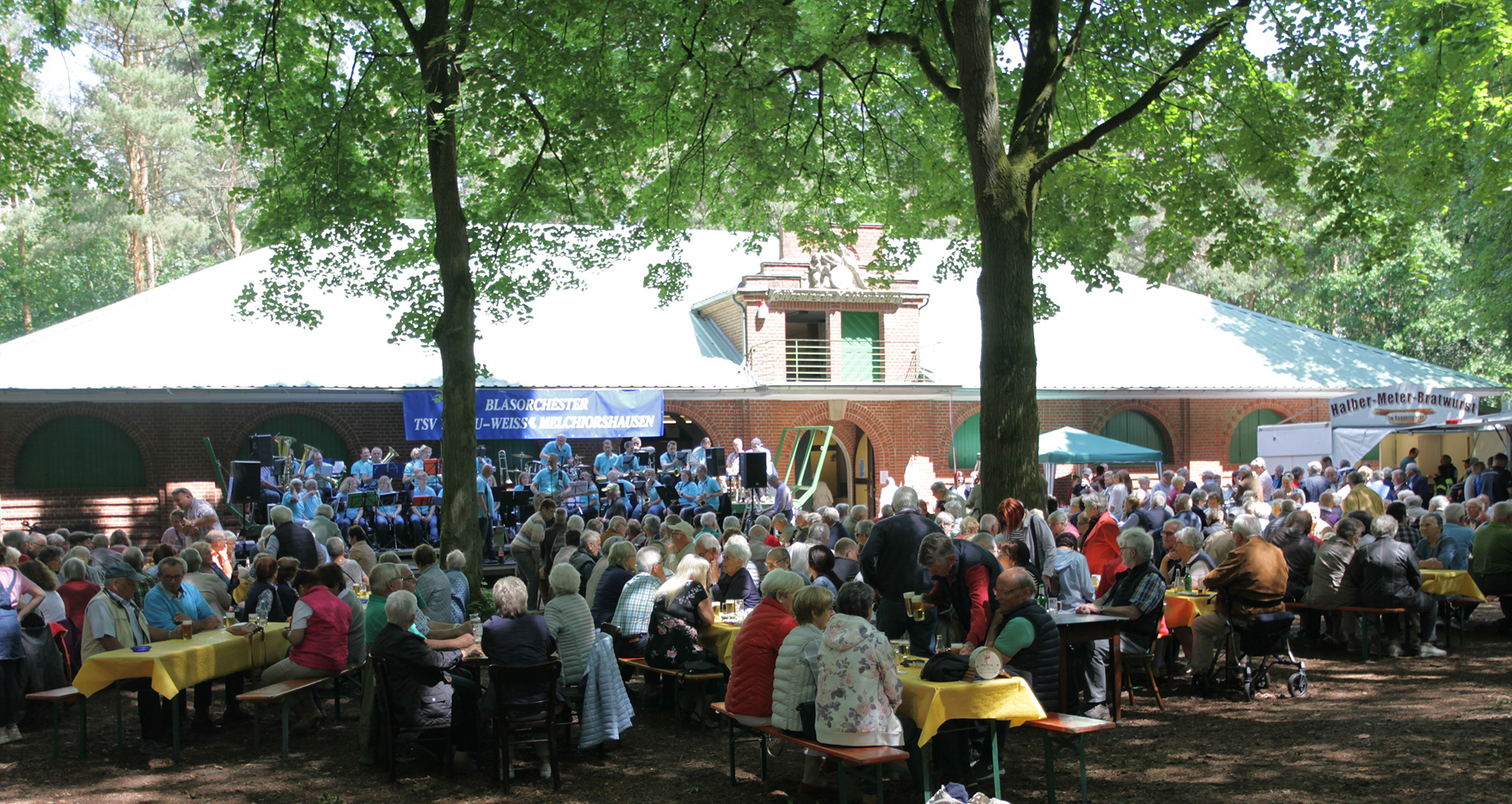 Das Blasorchester spielt auf dem Pfingstkonzert