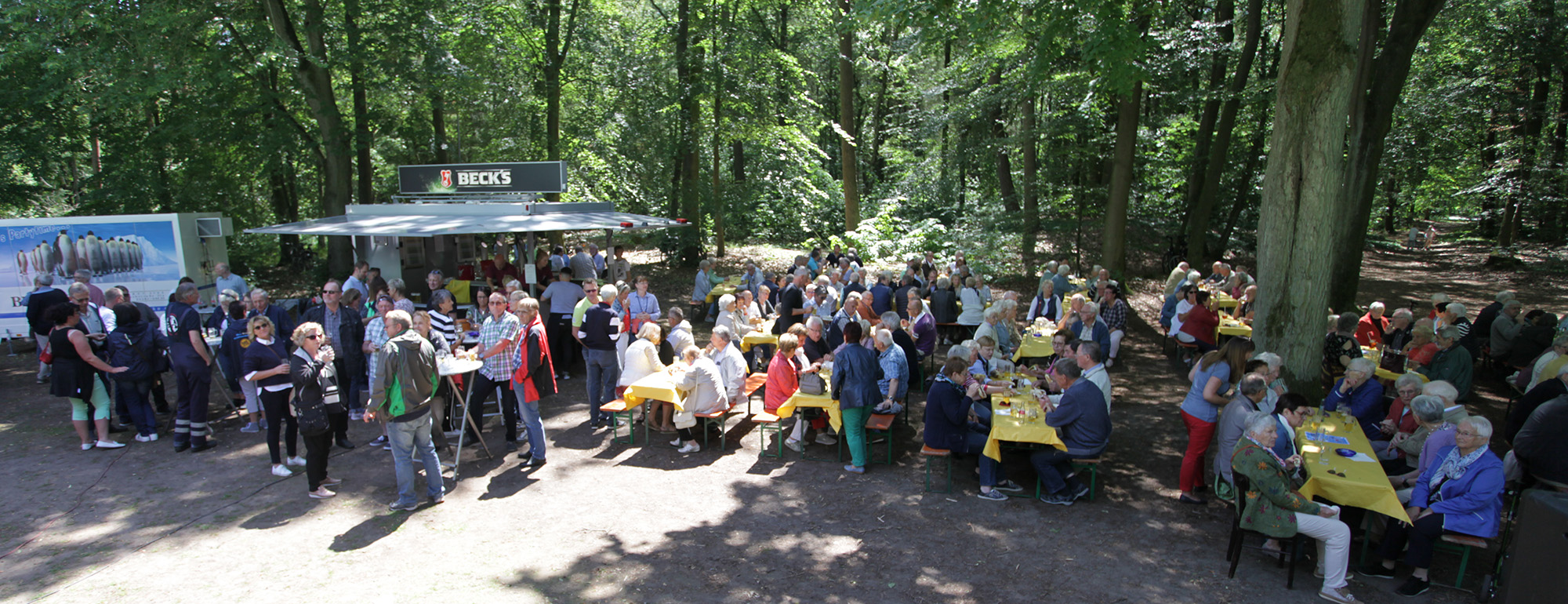 Besucher beim Pfingstkonzert