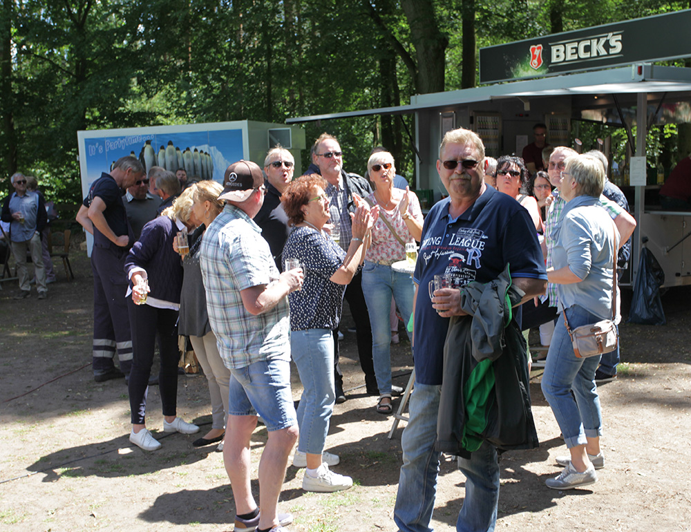 Besucher beim Pfingstkonzert
