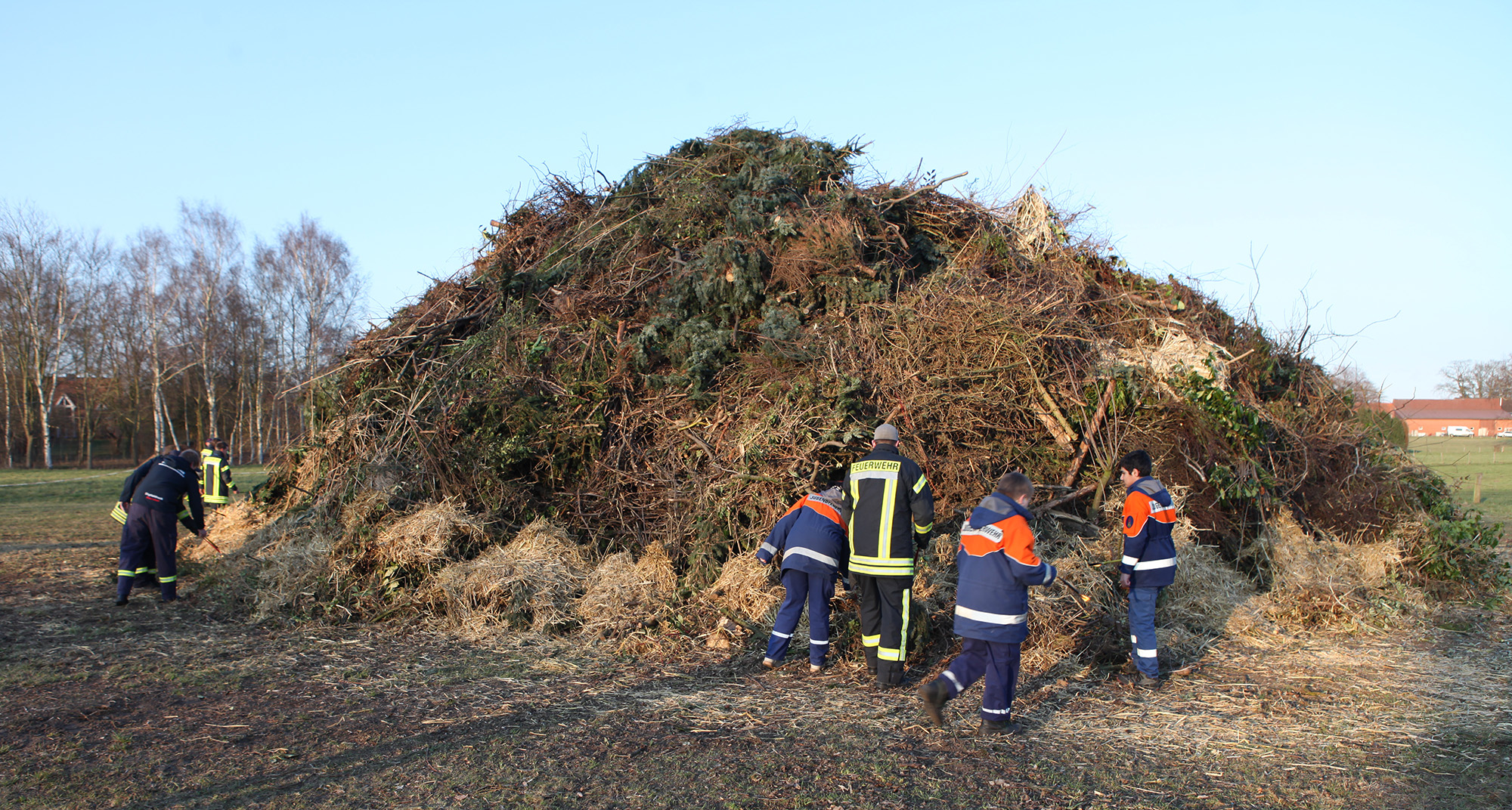Anzünden des Osterfeuers durch die Jugendfeuerwehr