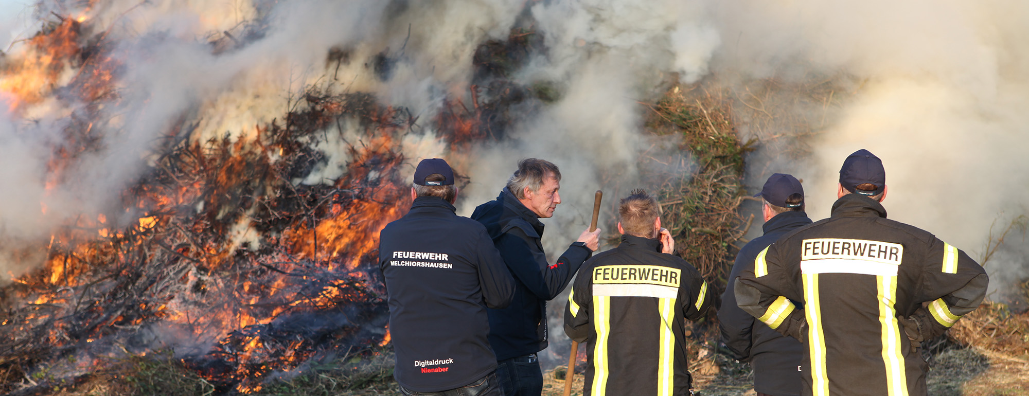 Die Freiwillige Feuerwehr beobachtet das Osterfeuer